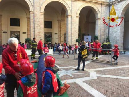 Pesaro-Urbino, conclusa la manifestazione "Pompieropoli" presso il collegio Raffaello
