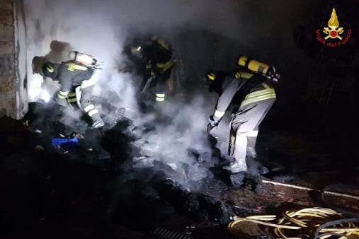 Incendio in un garage nel comune di Sarzana