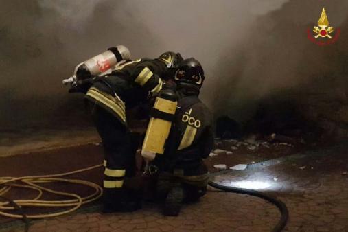 Incendio in un garage nel comune di Sarzana