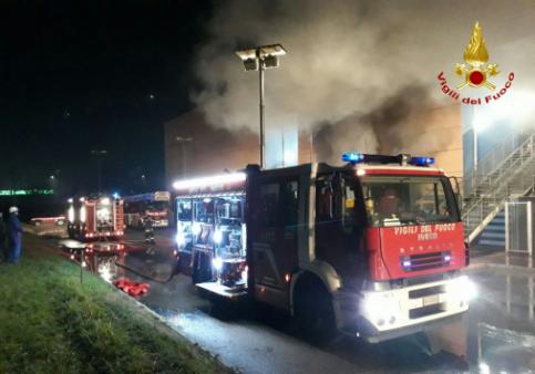 Rovigo, incendio divampa in un emporio della zona commerciale