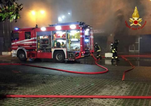 Rovigo, incendio divampa in un emporio della zona commerciale