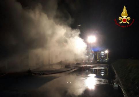Rovigo, incendio divampa in un emporio della zona commerciale
