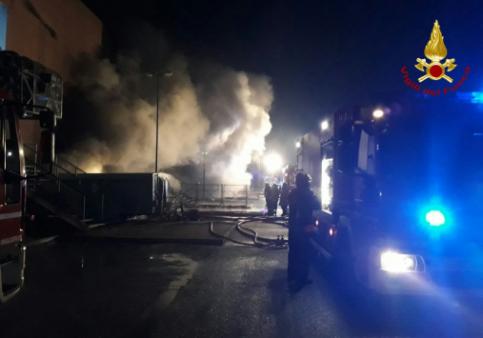 Rovigo, incendio divampa in un emporio della zona commerciale