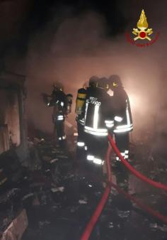 Rovigo, incendio divampa in un emporio della zona commerciale