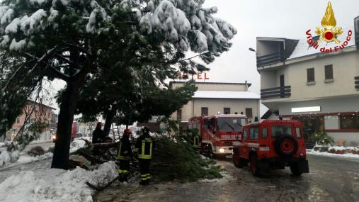 Lecco, numerosi interventi dei Vigili del fuoco causa abbondanti nevicate
