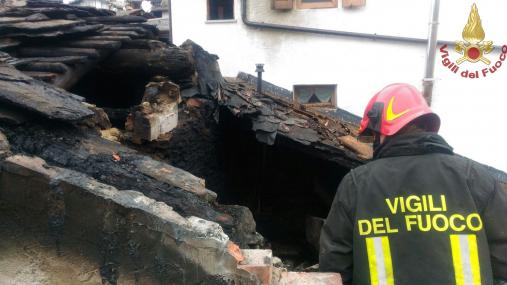 Lecco, incendio tetto nel comune di Premana