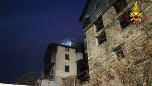 Lecco, incendio tetto nel comune di Premana