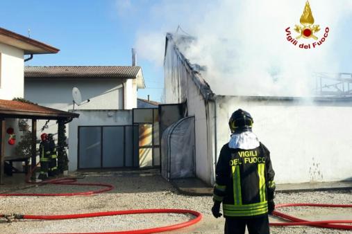 Verona, incendio deposito mezzi agricoli a Terrazzo