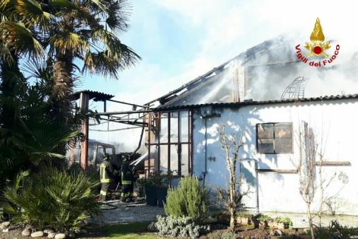 Verona, incendio deposito mezzi agricoli a Terrazzo
