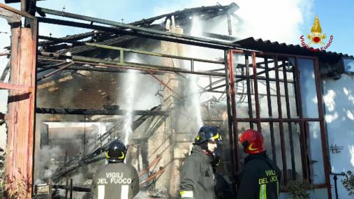 Verona, incendio deposito mezzi agricoli a Terrazzo