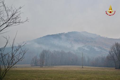 Torino, vasto incendio boschivo nel territorio di Val della Torre