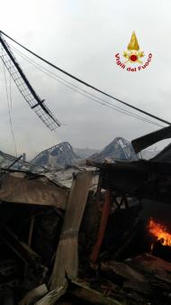 Treviso, in fiamme azienda produttrice mobili per bagno