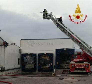 Treviso, in fiamme azienda produttrice mobili per bagno