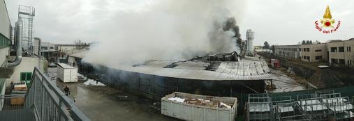 Treviso, in fiamme azienda produttrice mobili per bagno