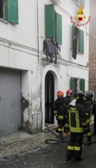 Modena, i Vigili del fuoco salvano due persone da edificio in fiamme