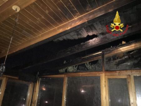 Palermo, incendio in una villetta nel comune di Casteldaccia