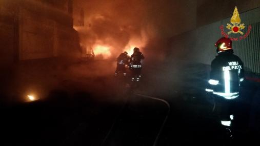 Roma, incendio capannone nel comune di Pomezia