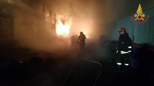 Roma, incendio capannone nel comune di Pomezia