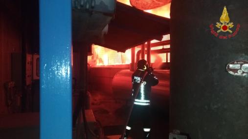 Roma, incendio capannone nel comune di Pomezia