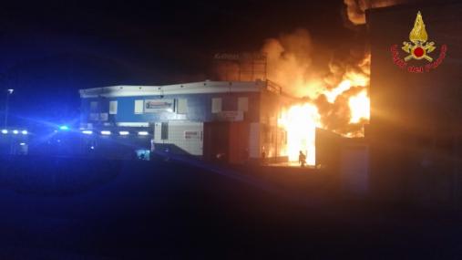 Roma, incendio capannone nel comune di Pomezia