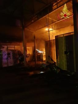 Roma, incendio capannone nel comune di Fiumicino