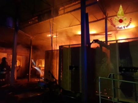 Roma, incendio capannone nel comune di Fiumicino