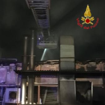 Roma, incendio capannone nel comune di Fiumicino
