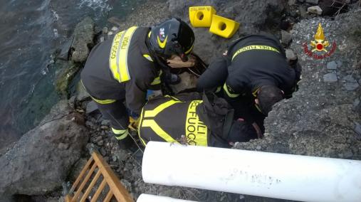 Genova, soccorso un anziano caduto sugli scogli a Voltri