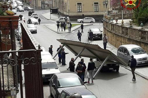 Catania, problemi per il forte vento