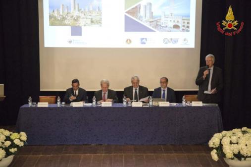 Salvaguardia del patrimonio e sicurezza antincendio: convegno dei Vigili del Fuoco a San Gimignano