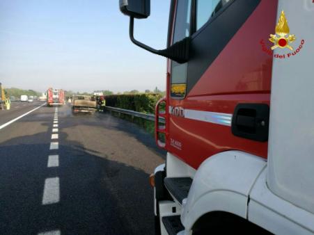 Vicenza, incendio di un furgone cassonato sulla "A.4"