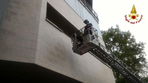 Ancona, rimosse parti pericolanti da edificio in centro città