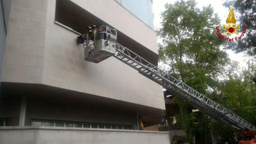 Ancona, rimosse parti pericolanti da edificio in centro città
