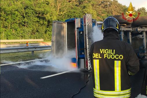 Le immagini dell'incidente e del travaso di ossigeno liquido