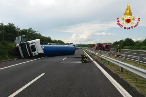 Le immagini dell'incidente e del travaso di ossigeno liquido
