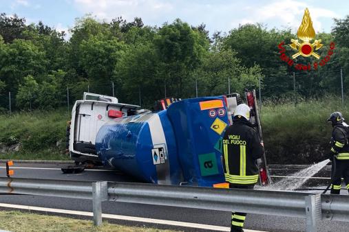 Le immagini dell'incidente e del travaso di ossigeno liquido