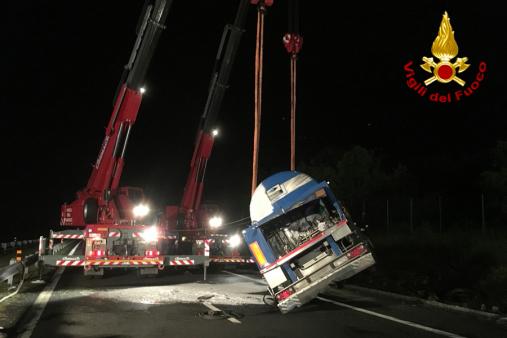 Le immagini dell'incidente e del travaso di ossigeno liquido