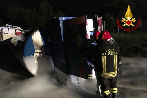 Le immagini dell'incidente e del travaso di ossigeno liquido