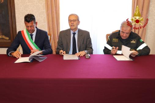 Ancona, firmata la convenzione per istituire un presidio acquatico dei Vigili del Fuoco sul litorale di Senigallia