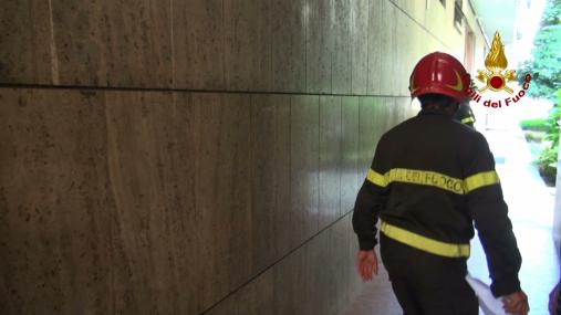Bologna, incendio abitazione in centro città, salvata anziana residente