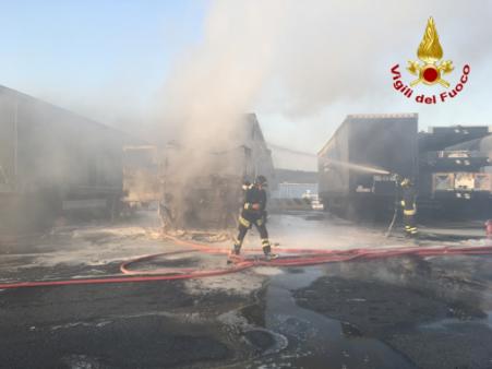 Trieste, incendio camion all'interno del porto