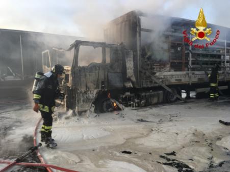 Trieste, incendio camion all'interno del porto