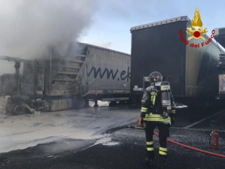 Trieste, incendio camion all'interno del porto