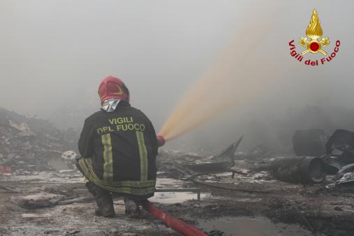 L'intervento per l'incendio nell'autodemolitore di Civitavecchia