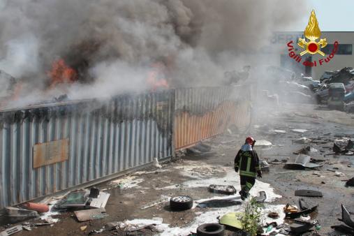 L'intervento per l'incendio nell'autodemolitore di Civitavecchia
