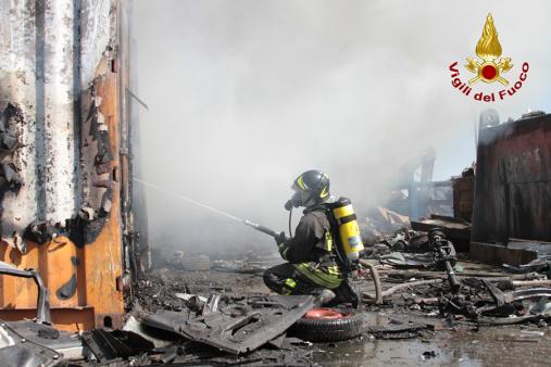 L'intervento per l'incendio nell'autodemolitore di Civitavecchia