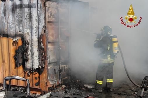 L'intervento per l'incendio nell'autodemolitore di Civitavecchia