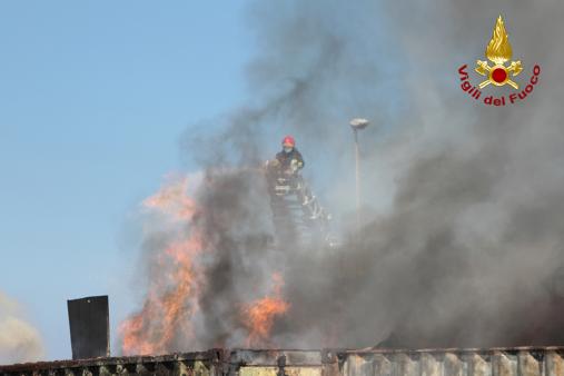 L'intervento per l'incendio nell'autodemolitore di Civitavecchia