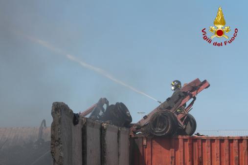 L'intervento per l'incendio nell'autodemolitore di Civitavecchia