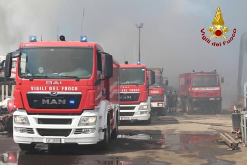 L'intervento per l'incendio nell'autodemolitore di Civitavecchia